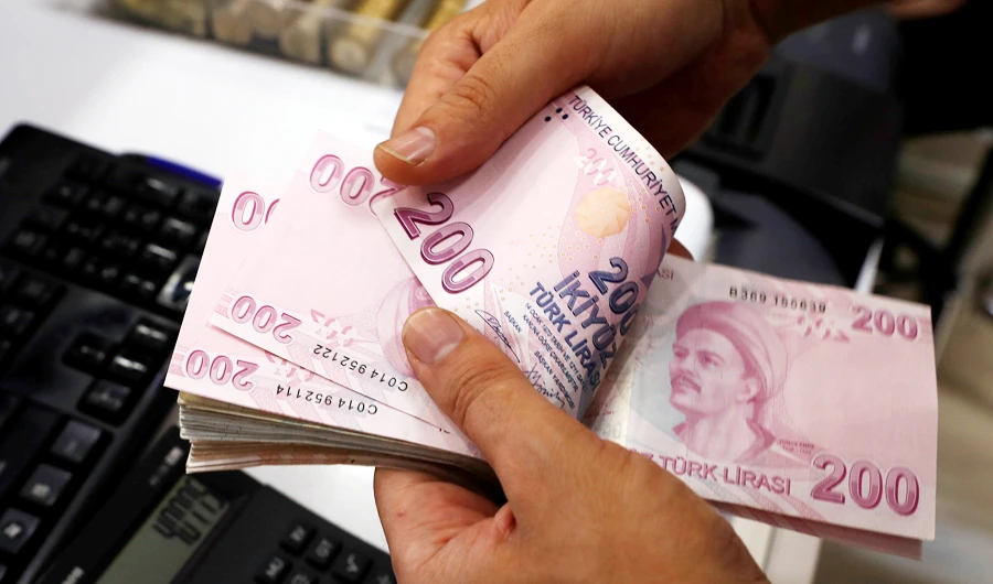 A money changer counts Turkish lira banknotes at a currency exchange office in Istanbul, Turkey, in this file photo taken on August 2, 2018. (REUTERS)
