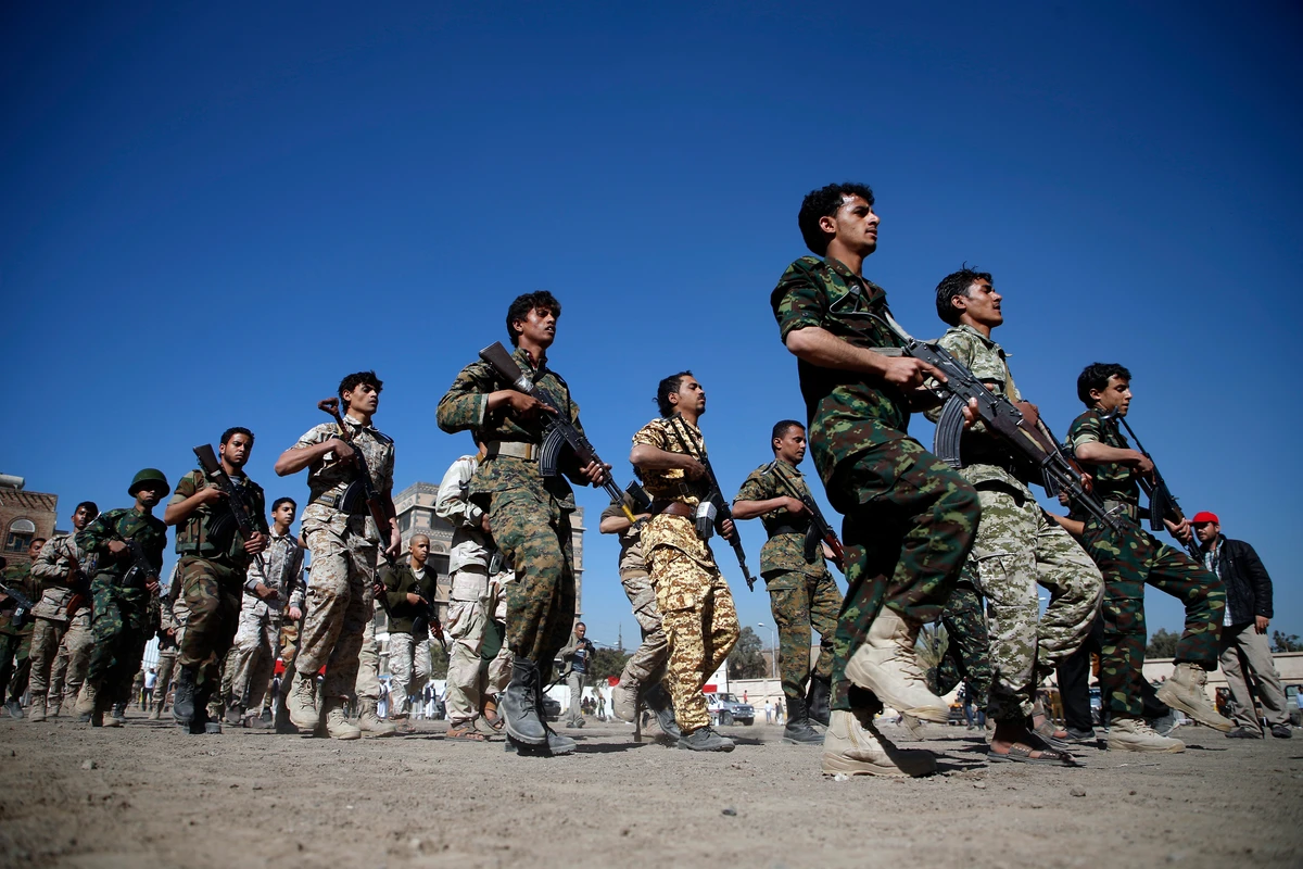 Huthi rebels, dressed in army fatigues, march in a parade during a gathering in the capital Sanaa to mobilize more fighters to battlefronts to fight pro-government forces in several Yemeni cities, on January 1, 2017. (File/AFP)