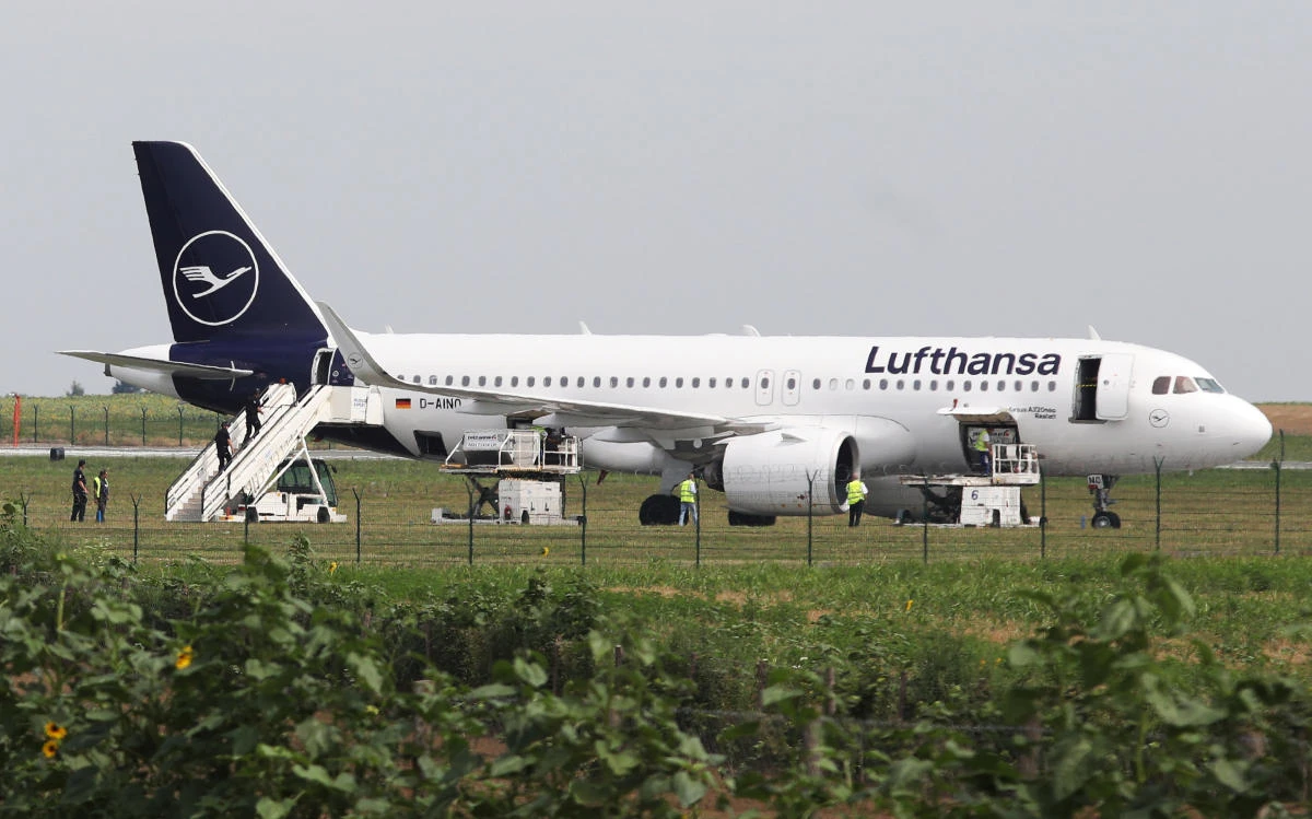 Authorities at Nikola Tesla Airport respond to a possible bomb threat to a Lufthansa Airbus A320neo plane in Belgrade, Serbia July 18, 2019. (Reuters)