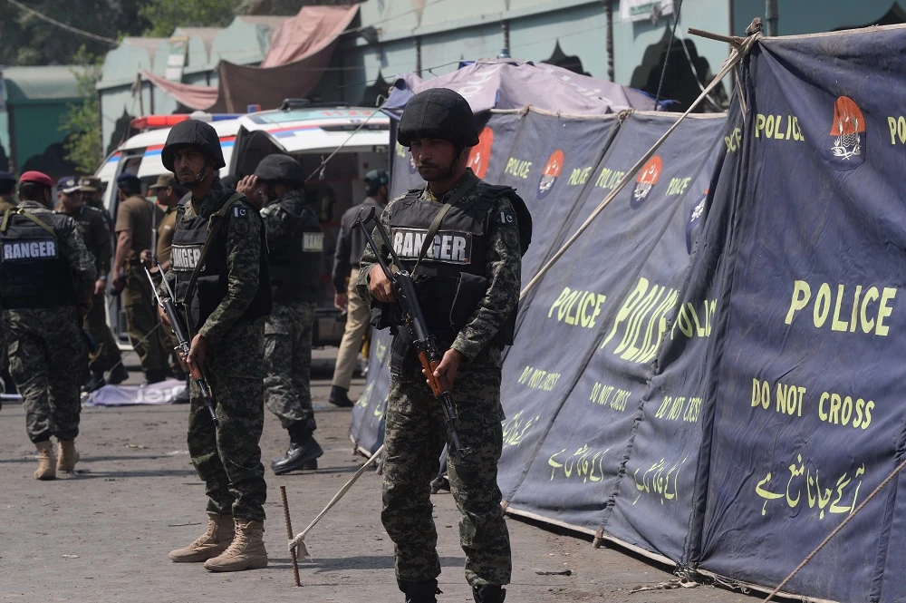 Twin attacks in Pakistan kill 6 police