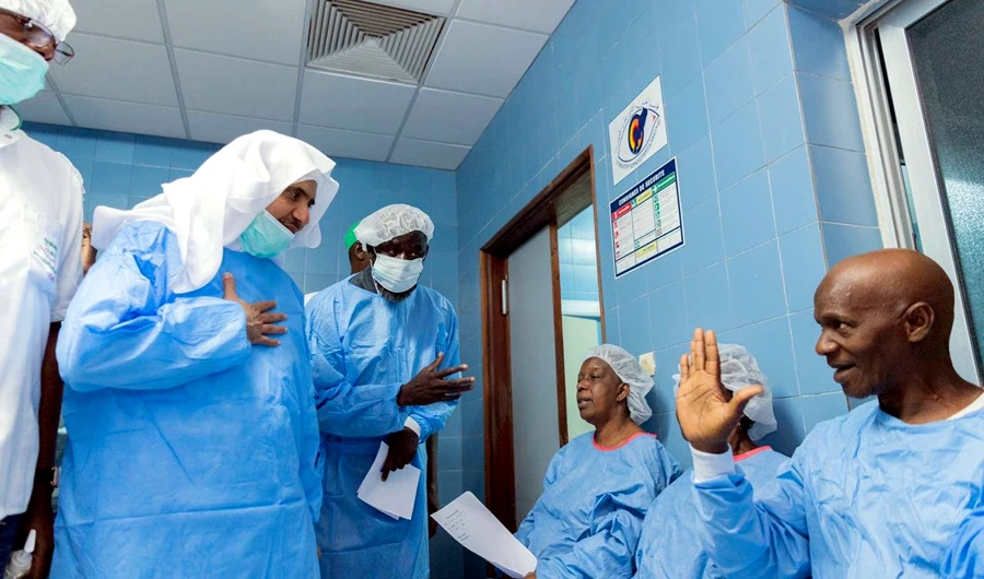 Muslim World League health workers in action in Senegal. (SPA)