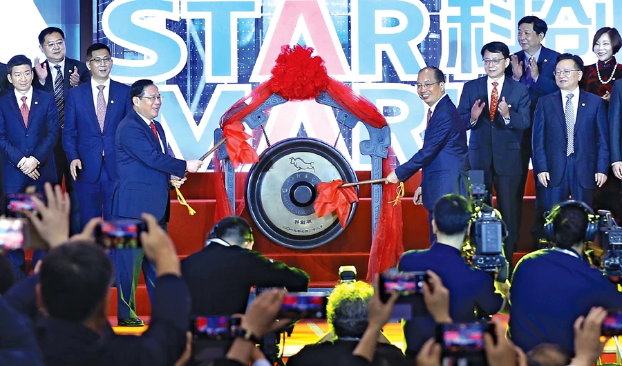 A gong being struck to launch the SSE STAR Market in the hall of the Shanghai Securities Exchange in Shanghai on Monday. (AP)