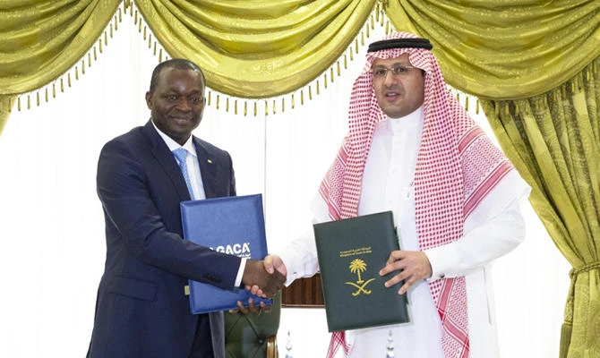 Alioune Sarr (left), Senegalese minister of tourism and air transport, and Abdelhadi bin Ahmed Al-Mansouri, head of the Saudi General Authority for Civil Aviation, conclude the signing of a cooperation agreement with a handshake. (Supplied)