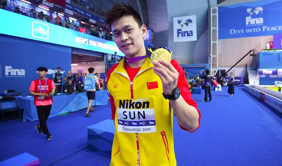 Sun wins 200 freestyle via DQ, gets shunned on podium