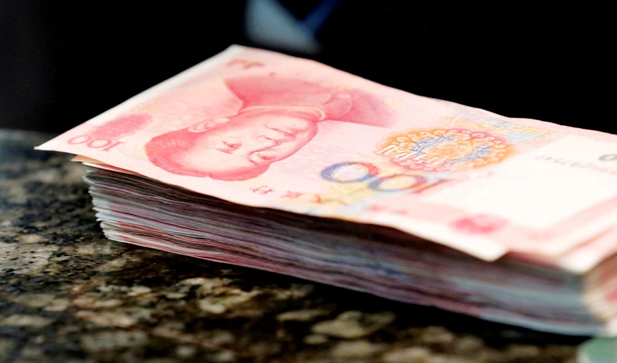 Chinese 100 yuan banknotes are seen on a counter of a branch of a commercial bank in Beijing, China, March 30, 2016. (REUTERS)