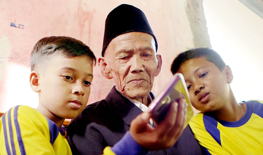 Indonesian pilgrim, 95, heads for Hajj after King Salman invite