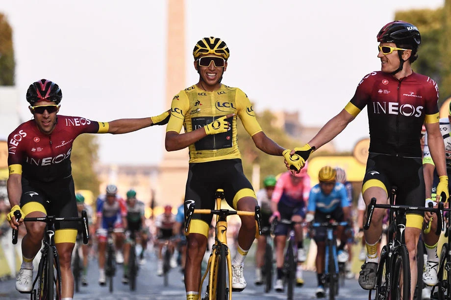 Spain's Jonathan Castroviejo (L) and Great Britain's Geraint Thomas (R) congratulate Colombia's Egan Bernal (C), wearing the overall leader's yellow jersey, as he celebrates his victory on the finish line of the 21st and last stage of the 106th edition of the Tour de France cycling race between Rambouillet and Paris Champs-Elysees, in Paris, on July 28, 2019. (AFP / Anne-Christine Poujoulat)
