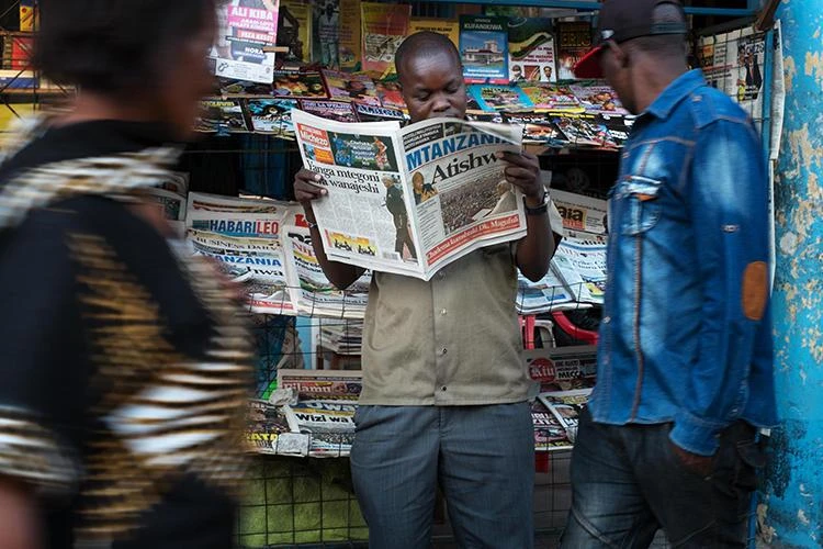 A newspaper stand is seen in Mwanza, Tanzania, on September 19, 2015. Tanzania is currently considering legal amendments that could negatively affect press freedom. (AFP/File Photo)