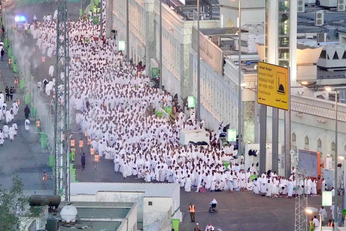 pilgrims convene in the streets to offer Maghrib prayers on the day of Tarwiyah in Mina.  (AN photo/Huda Bashatah)