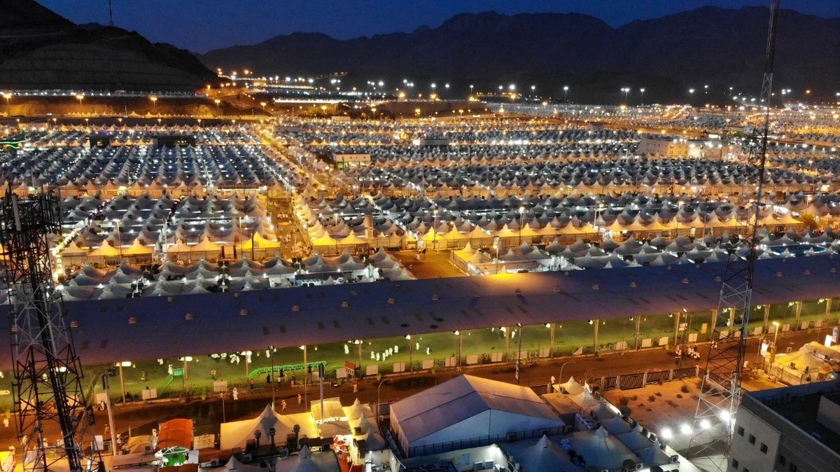 Night falls on the tents hosting pilgrims in Mina. (AN photo/Essam Al-Ghalib)