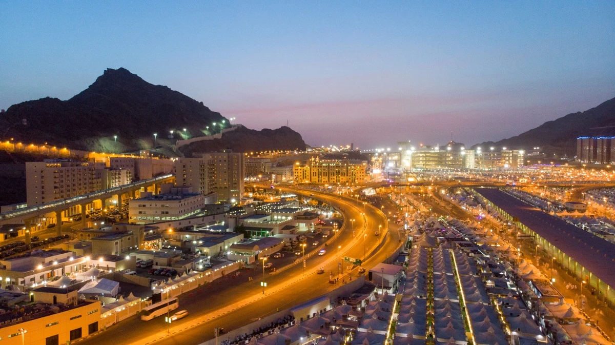 Night falls on the tents hosting pilgrims in Mina. (AN photo/Essam Al-Ghalib)