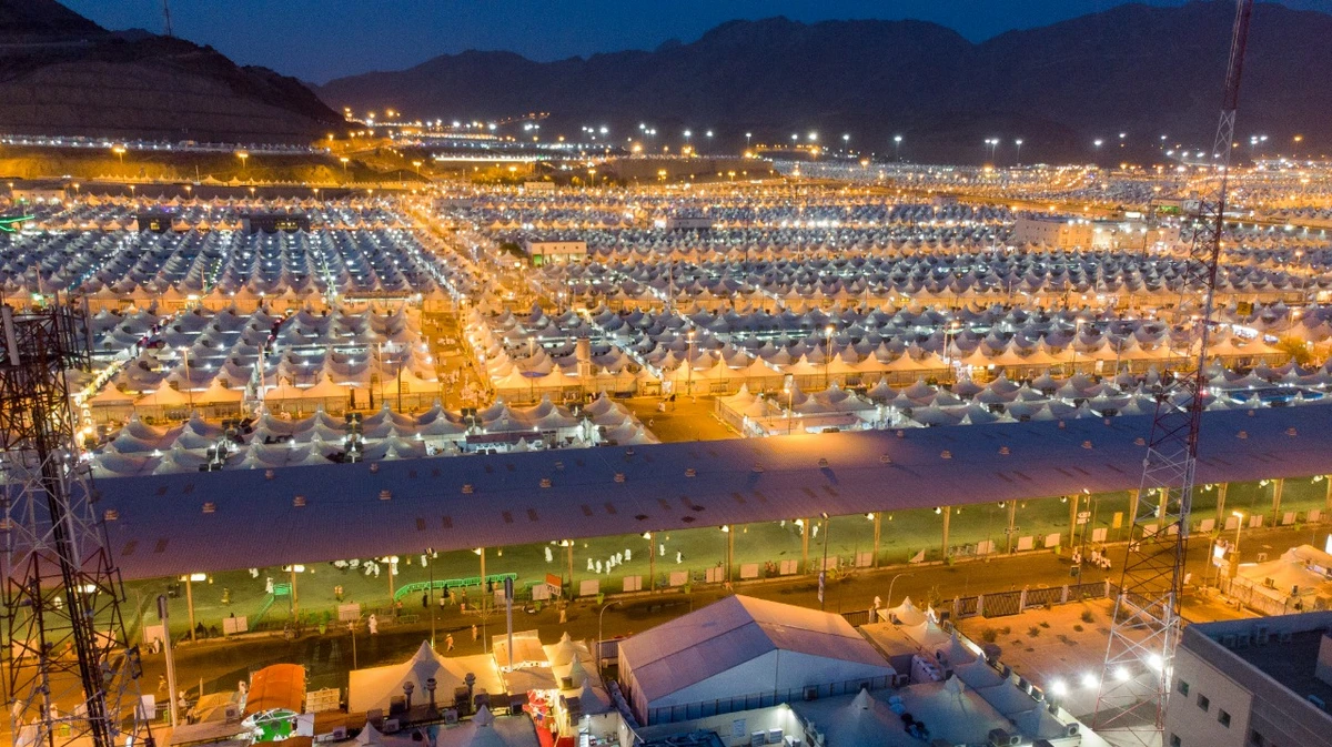 Night falls on the tents hosting pilgrims in Mina. (AN photo/Essam Al-Ghalib)