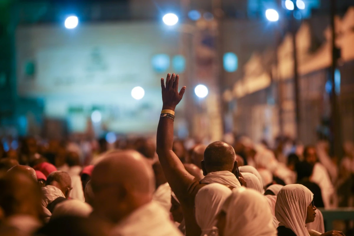 Pilgrims find refreshments amid the giant tent camps in Mina the night before they ascend Mount Arafat. (AN photo/Essam Al-Ghalib)