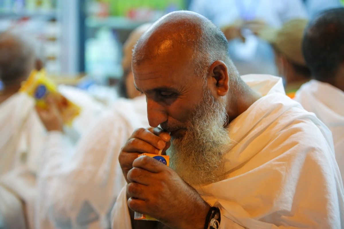 Pilgrims find refreshments amid the giant tent camps in Mina the night before they ascend Mount Arafat. (AN photo/Essam Al-Ghalib)