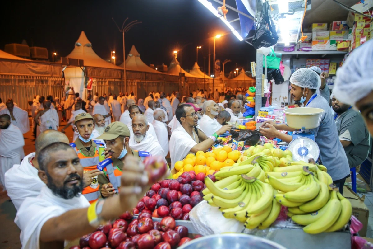 Pilgrims find refreshments amid the giant tent camps in Mina the night before they ascend Mount Arafat. (AN photo/Essam Al-Ghalib)