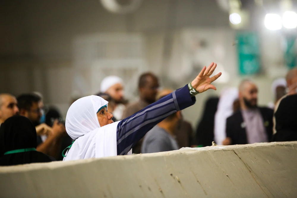 Pilgrims take part in the Jamrat Al-Aqabah ceremony, part of the Hajj pilgrimage at Islam's holiest sites, in a routine that symbolizes stoning the devil. (AN Photo/Essam Al-Ghalib)