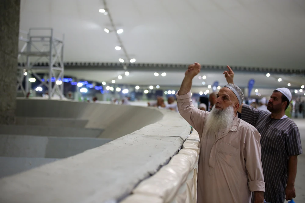 Pilgrims take part in the Jamrat Al-Aqabah ceremony, part of the Hajj pilgrimage at Islam's holiest sites, in a routine that symbolizes stoning the devil. (AN Photo/Essam Al-Ghalib)