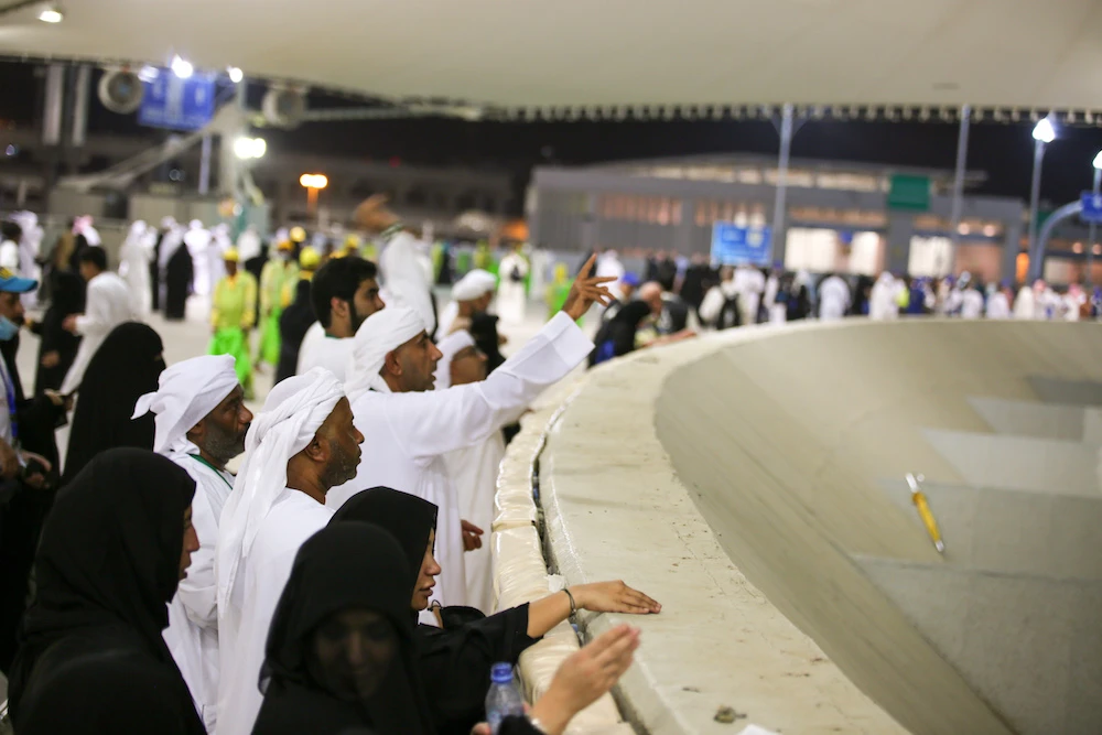 Pilgrims take part in the Jamrat Al-Aqabah ceremony, part of the Hajj pilgrimage at Islam's holiest sites, in a routine that symbolizes stoning the devil. (AN Photo/Essam Al-Ghalib)