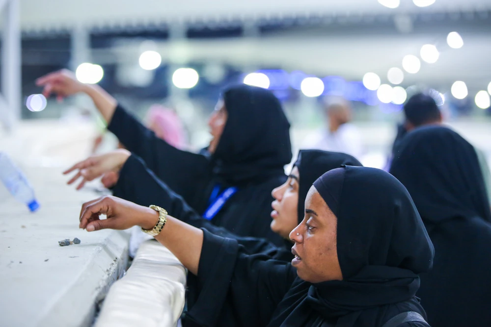 Pilgrims take part in the Jamrat Al-Aqabah ceremony, part of the Hajj pilgrimage at Islam's holiest sites, in a routine that symbolizes stoning the devil. (AN Photo/Essam Al-Ghalib)