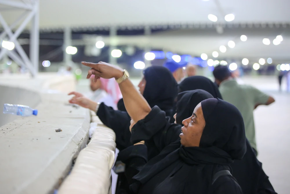 Pilgrims take part in the Jamrat Al-Aqabah ceremony, part of the Hajj pilgrimage at Islam's holiest sites, in a routine that symbolizes stoning the devil. (AN Photo/Essam Al-Ghalib)