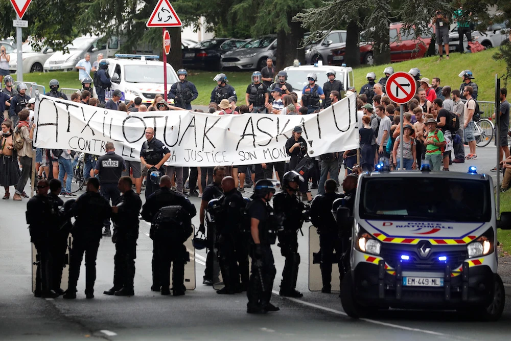 Anti-G7 protesters face off with police during a demonstration in Hendaye, near Biarritz, as part of the G7 summit, France, Aug. 25, 2019. (Reuters)