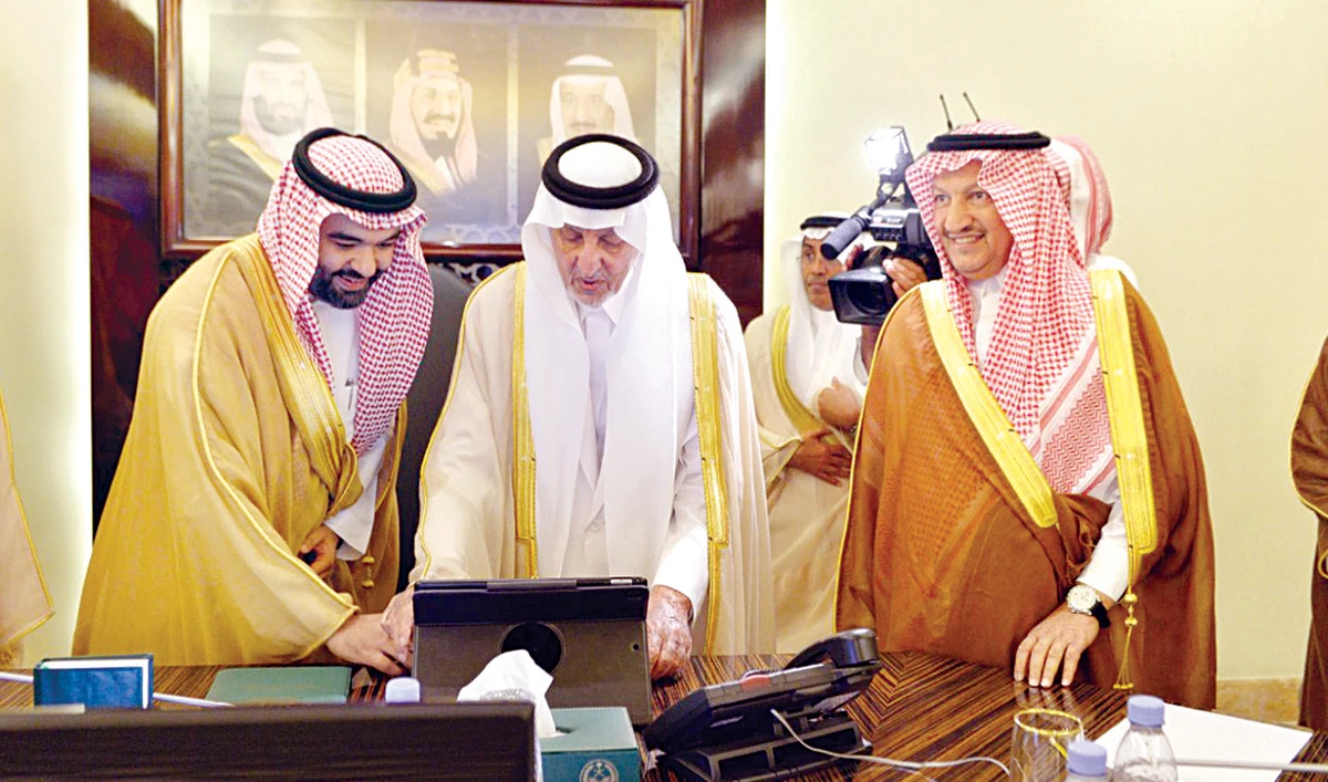 Makkah Gov. Prince Khaled Al-Faisal and Minister of Communications and Information Technology Abdullah Al-Sawaha launch the fifth-generation (5G) network service in Makkah on Wednesday. (SPA)