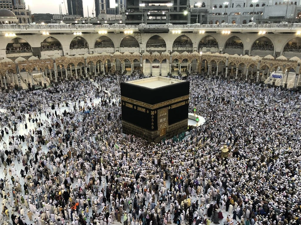 Muslim worshippers pray and circumambulate around the Kaaba at the Grand Mosque in Saudi Arabia's holy city of Makkah. (File/AFP)