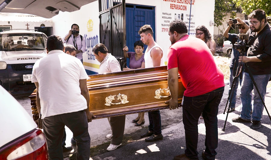 Family members carry the coffin containing the remains of Mexican journalist Jorge Celestino Ruiz Vazquez, in Actopan, Veracruz, Saturday, Aug. 3, 2019. (AP)