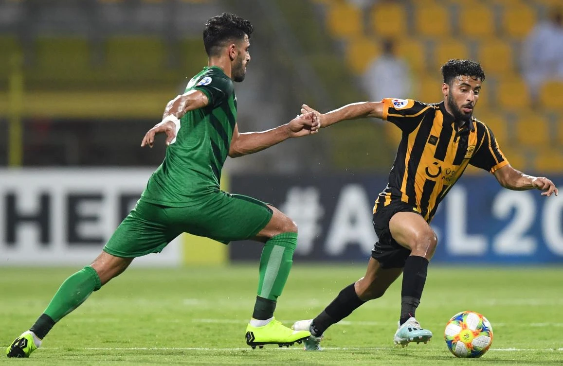 Zob Ahan’s Hamid Bou Hamdan, left, vies for the ball with Al Ittihad’s Khaled Al-Sumairi during the AFC Champions League play-off match at the Zabeel stadium in Dubai. (AFP)