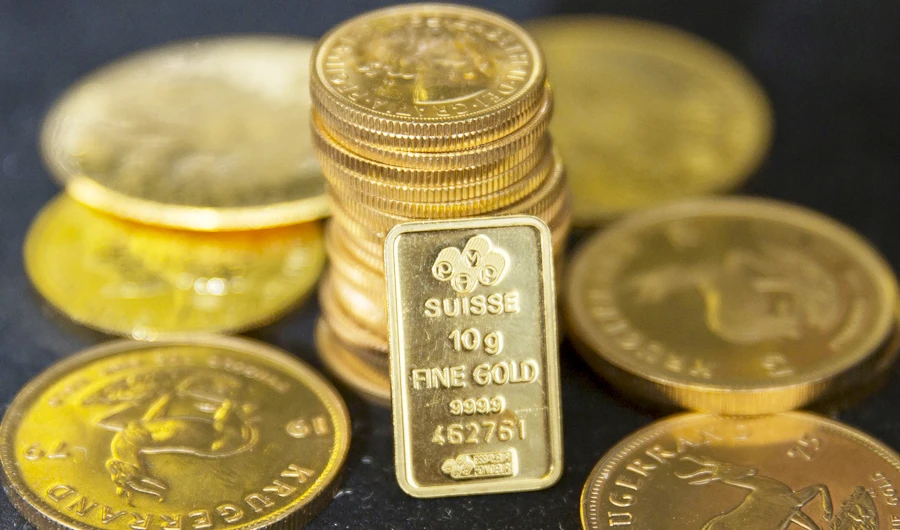 Gold bullion is displayed at Hatton Garden Metals precious metal dealers in London, Britain July 21, 2015. (REUTERS)