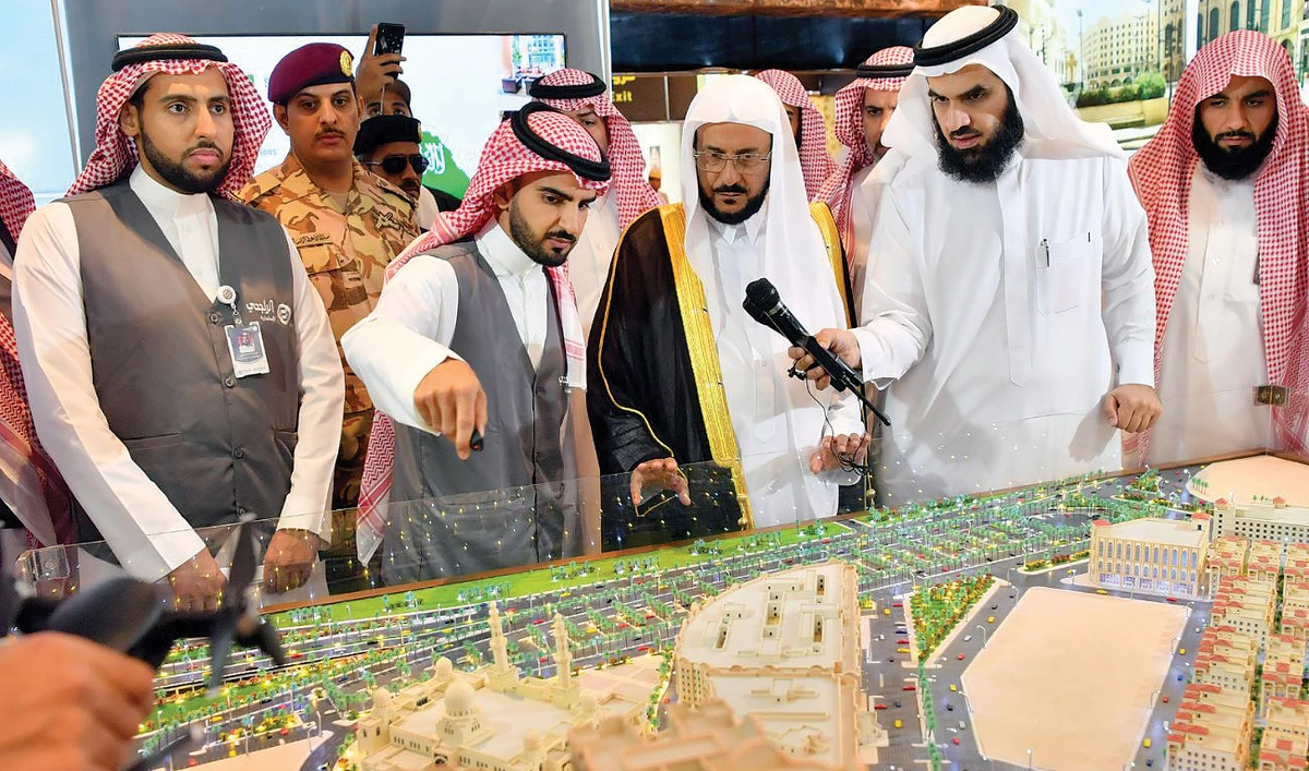 Minister of Islamic Affairs, Dawah and Guidance Sheikh Abdullatif Al-Asheikh tours the Hajj exhibition in Makkah. (SPA)