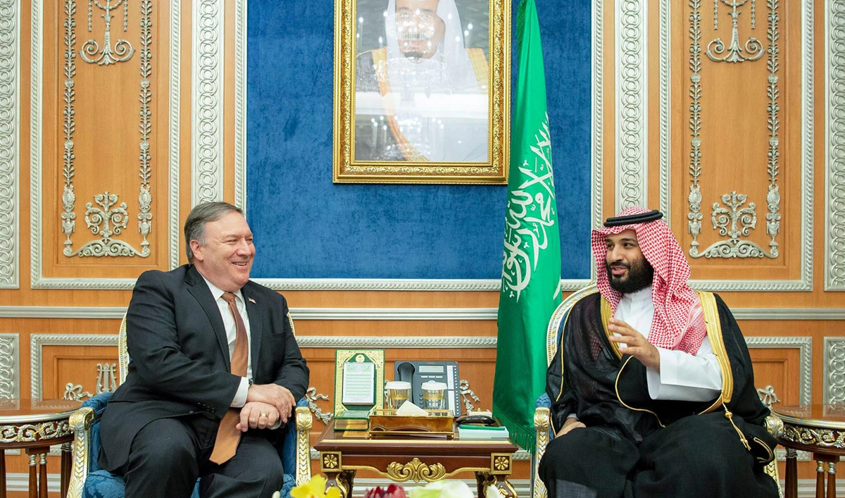 Crown Prince Mohammed bin Salman talks with US Secretary of State Mike Pompeo. (File/SPA)