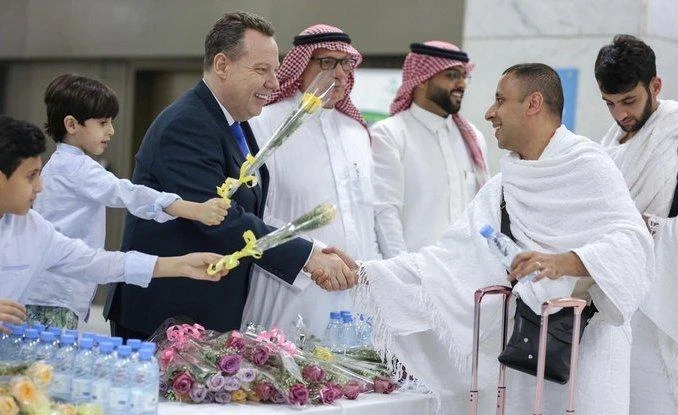 British Consul-General in Jeddah Seif Usher welcomes British Hajj pilgrims to the Kingdom. (Photo: UK embassy in Saudi Arabia)