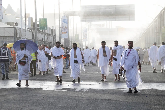 Pilgrims arrive in Mina on the first day of Hajj. (AN photo by Huda Bashatah)