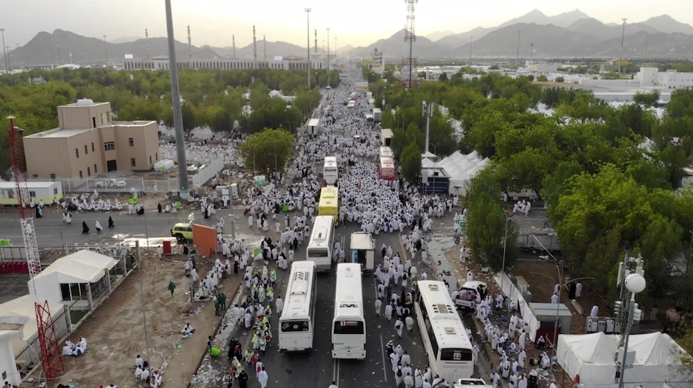 Pilgrims head to Muzdalifah after spending the day in Arafat