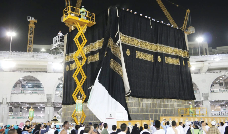The Kiswa’s fabric is produced in the form of large pieces, each 10 centimeters wide and 14 meters long. Each side of the Kaaba is constructed individually according to the width of each side. (SPA)
