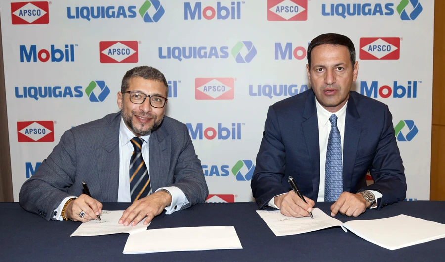 Khalid Salah Al-Tayeb, general manager of Jeddah-based Arabian Petroleum Supply Co. (APSCO), and Oscar Yamin, chairman and general manager of Liquigas.