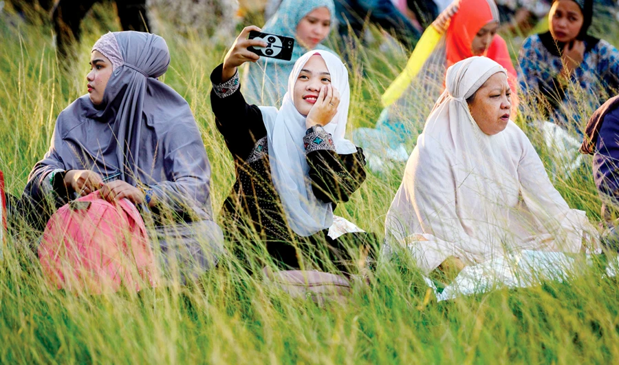 Duterte urges Muslims to deepen faith as nation marks festival