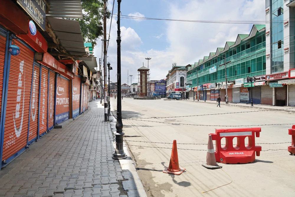 Lal Chowk, Srinagar’s business hub, wears a deserted look as the city is under unprecedented lockdown for more than a week. (AN photo by Manzoorul Hassan)
