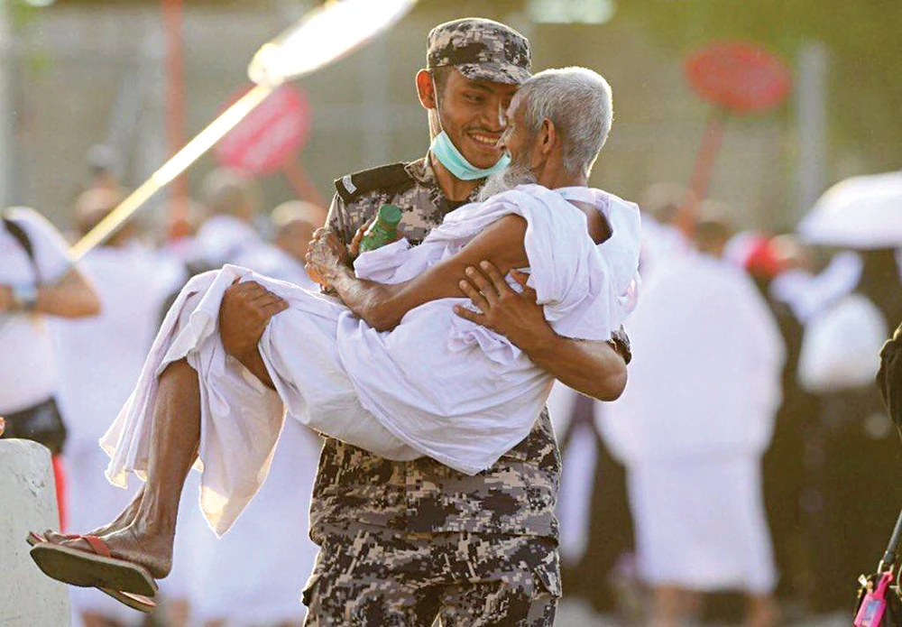 A frail, elderly pilgrim found himself in the safe hands of a Saudi soldier after he spotted him in Mina struggling to complete Hajj rites. (Saud Almosihij / @O03oK)