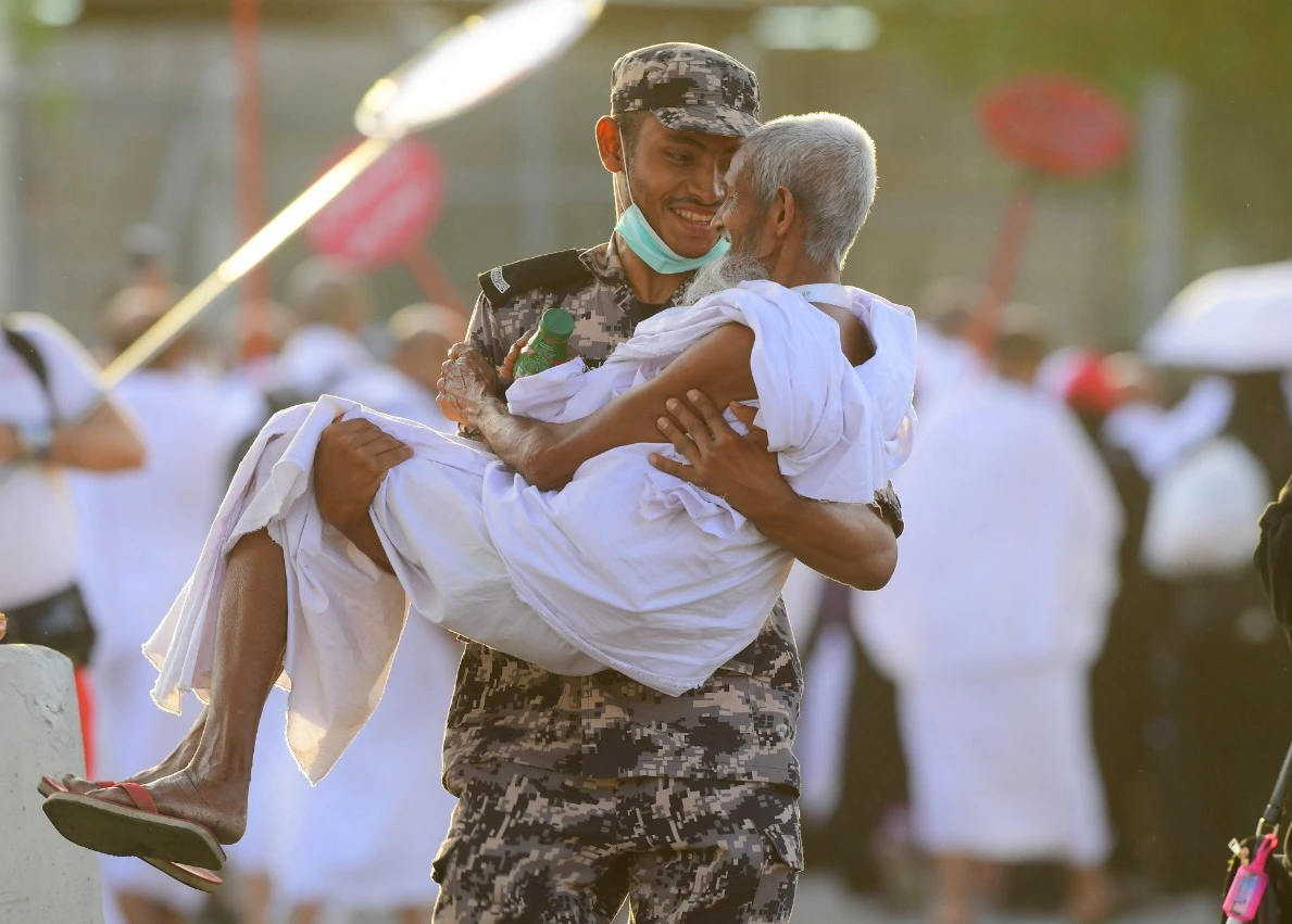 A frail, elderly pilgrim found himself in the safe hands of a Saudi soldier after he spotted him in Mina struggling to complete Hajj rites. (Saud Almosihij / @O03oK)