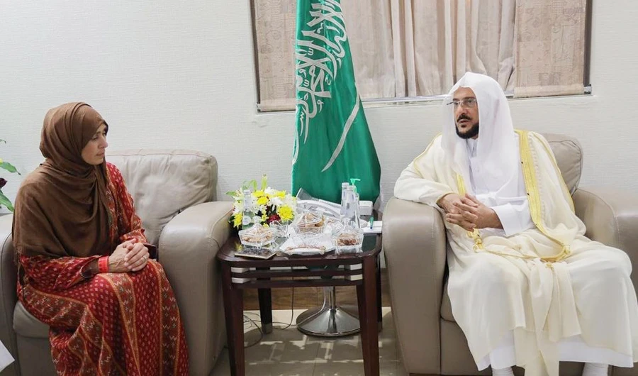 Islamic affairs minister Sheikh Dr. Abdullatif Al-Asheikh meets with Superintendent of the Auckland Police Department, Naila Hassan. (SPA)