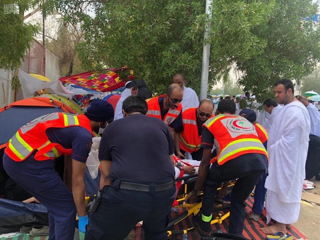 A Saudi Red Crescent Authority medical team attends to a pilgrim who had fallen ill while performing Hajj. (SPA)