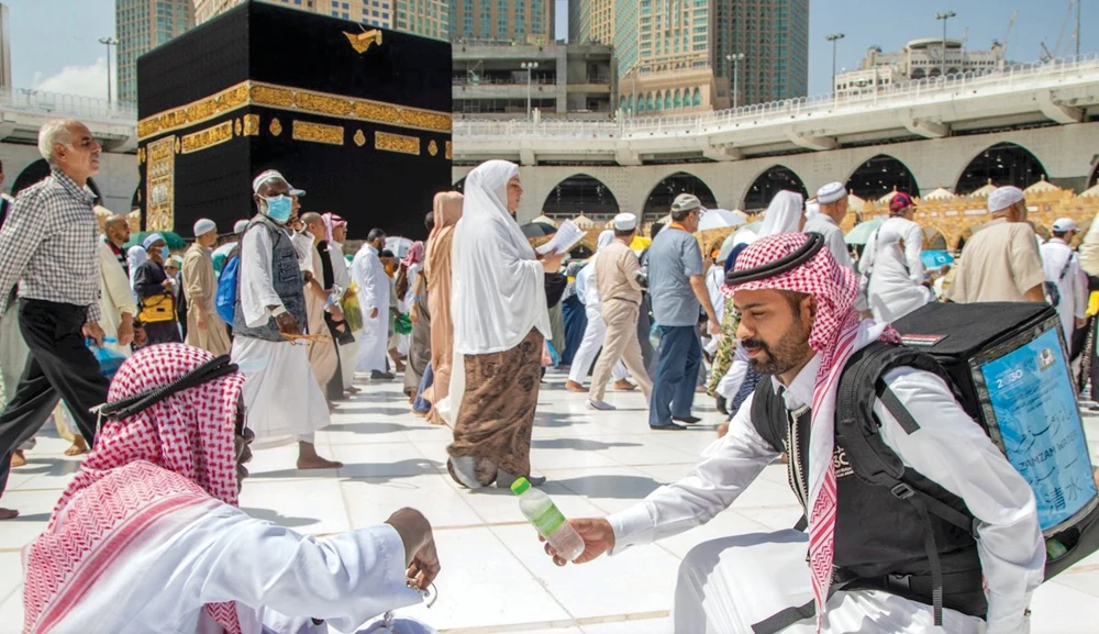 Saudi volunteers distribute water to pilgrims who are performing Tawaf Al-Ifadah for the completion of their Hajj rituals. (SPA)
