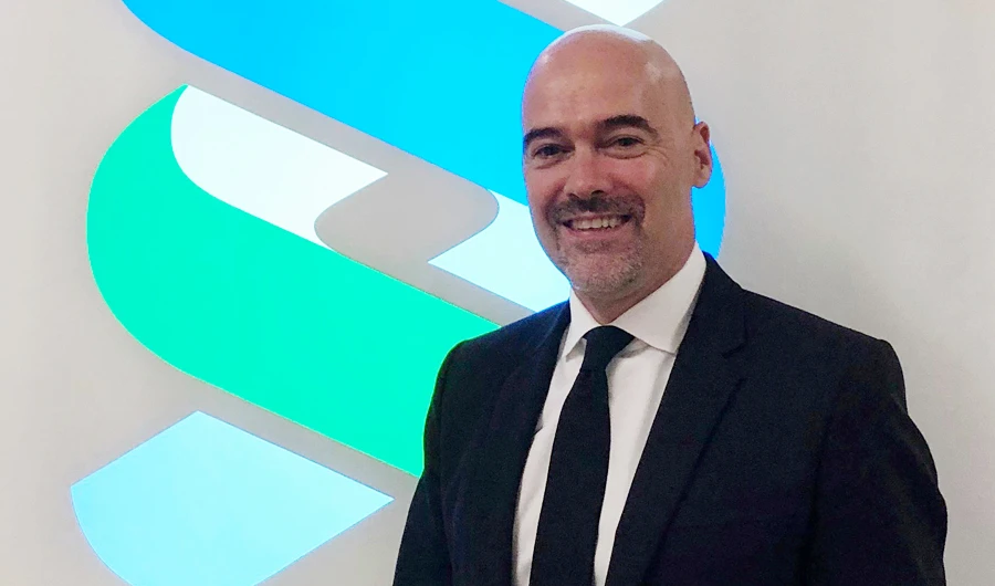 Standard Chartered goes on  hiring spree
