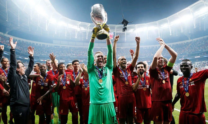 Liverpool's Adrian lifts the trophy as he and his teammates celebrate winning the UEFA Super Cup against Chelsea at the Vodafone Arena in Istanbul, Turkey on August 14, 2019. (Reuters/John Sibley)