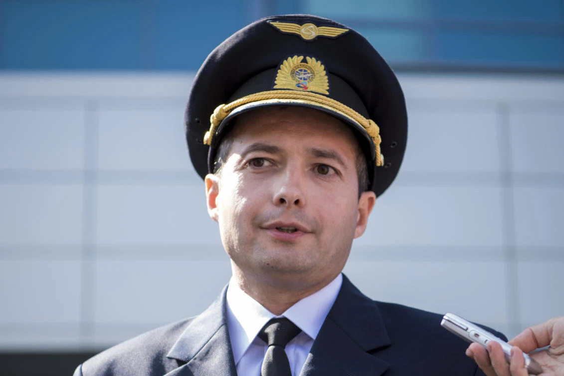 Putin gives pilot who landed in cornfield Russia’s top medal