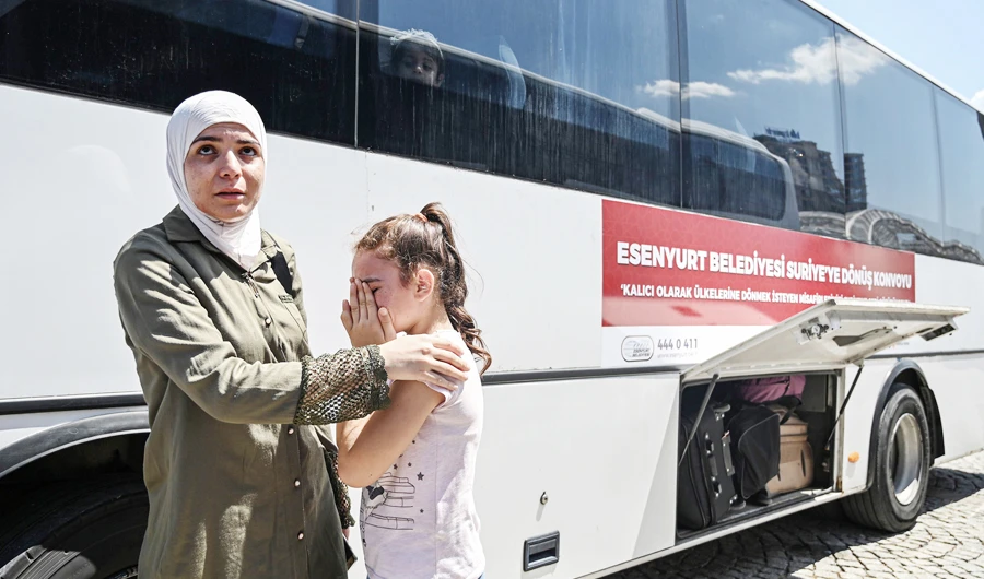 A Syrian refugee girl weeps as families board busses returning to neighboring Syria in the Esenyurt district of Istanbul. (AFP)
