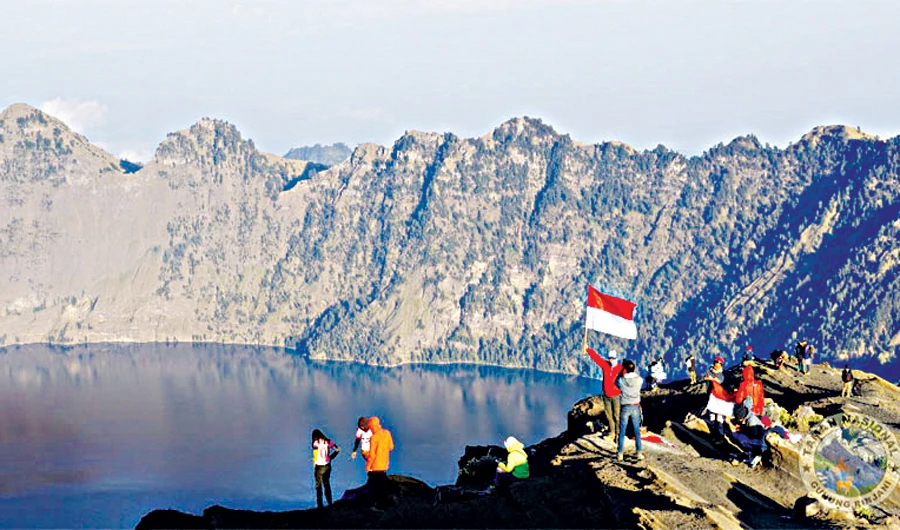 Climbers raised the national flag at the edge of Mount Rinjani’s Segara Anak crater. (Mount Rinjani National Park Agency)
