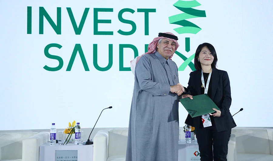 Minister of Commerce and Investment Dr. Majid bin Abdullah Al-Qassabi with an official from iPayLinks.